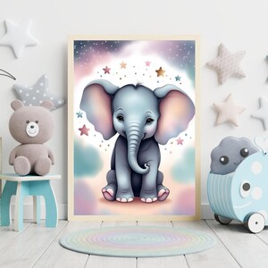 Puede incluir: Una ilustraci&oacute;n digital de un lindo elefante beb&eacute; con orejas rosadas sentado en una nube con un fondo de estrellas y un cielo rosa y azul claro.