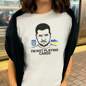 Camiseta "No estoy jugando a las cartas", camiseta unisex de Ucrania, atuendo de apoyo de Ucrania, camiseta con emblema de Ucrania, camiseta con símbolo de Ucrania, camiseta de regalo de Ucrania