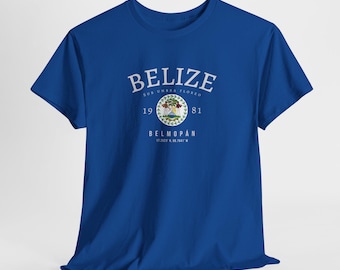 Könnte beinhalten: Ein königsblaues T-Shirt mit einer weißen Grafik des Staatswappens von Belize. Die Grafik enthält den Text "BELIZE", "SUB UMBRA FLOREO", "1981", "BELMOPAN" und "17.2923° N & 88.7647° W".