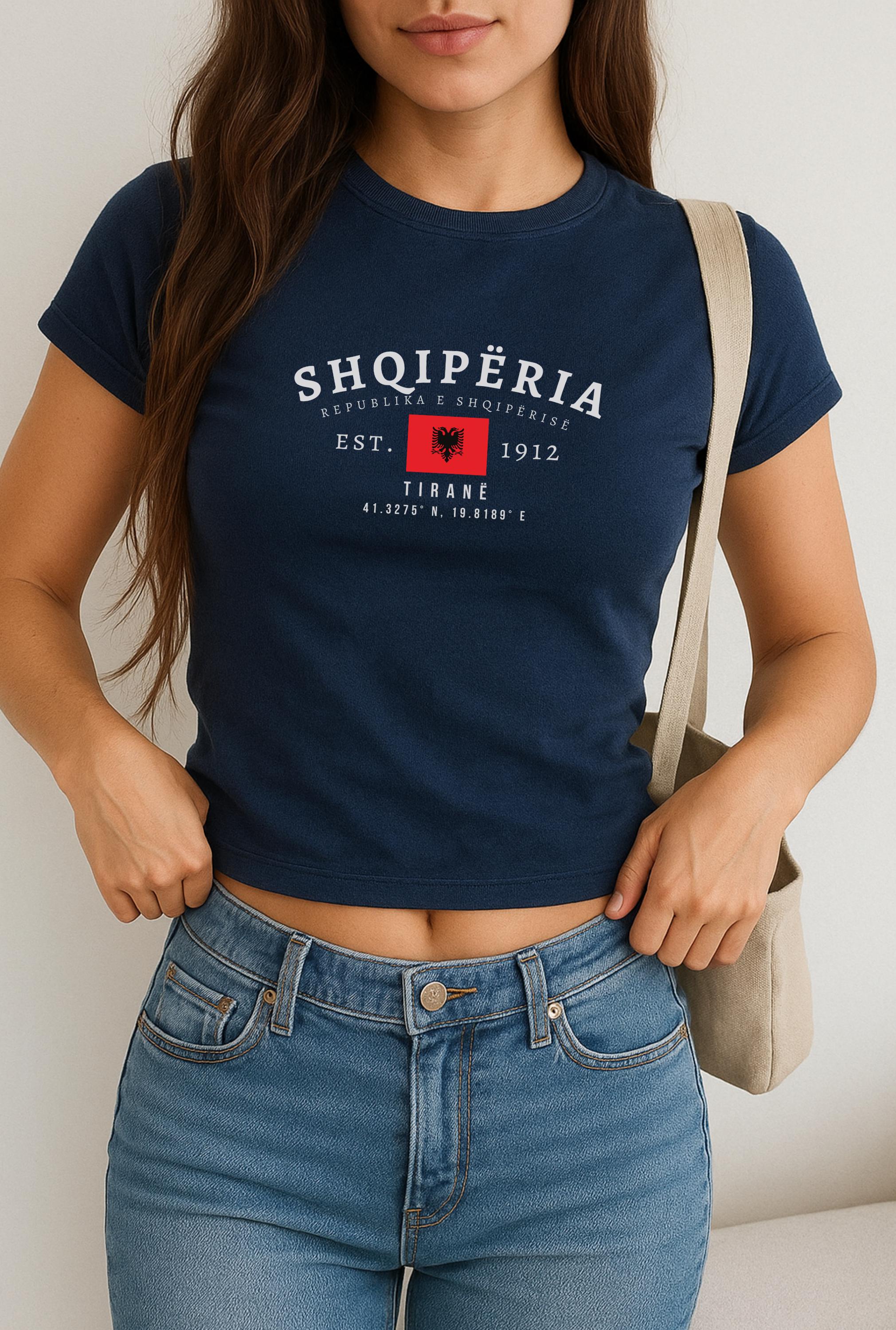アルバニアのベビーTシャツ、シュキペリアY2Kクロップトップ