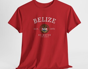 Könnte beinhalten: Rotes T-Shirt mit weißem Text, der "Belize" und "EST. 1981" lautet, mit dem Wappen von Belize und "BELMOPAN 17.2923° N 88.7647° W" darunter.