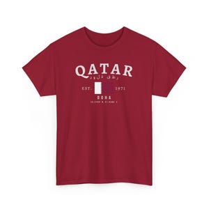 T-shirt unisex Qatar, maglietta con bandiera قطر, maglietta con grafica vintage Doha, maglietta streetwear Gulf, maglietta oversize con orgoglio del Qatar