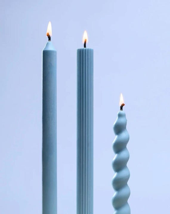 Set mit 3 blauen Spitzkerzen, skulpturale Kerzen, gerippte Dekokerzen, moderne minimalistische Tischdekoration, Geschenkidee für Zuhause