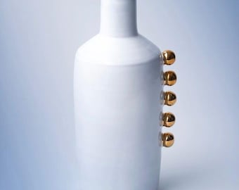 Portavelas con detalles dorados, cerámica, decoración minimalista, portavelas escultural