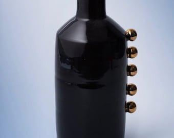 Portavelas de cerámica negra con detalles dorados, portavelas cónico de cerámica, decoración minimalista para el hogar, hecho a mano.