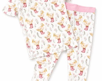 Pijama infantil de duas peças com estampa de pato em bambu | Roupa de dormir macia e respirável para crianças | Conjunto de pijama com estampa de pato em tons neutros e rosa | Roupa infantil
