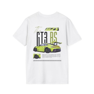 以下が含まれることがあります： ライムグリーンのスポーツカーのグラフィックと「GT3 RS」の文字が入った白いTシャツ。デザインには、追加の車のイラストとテキストが含まれています。シャツはクルーネックで半袖です。