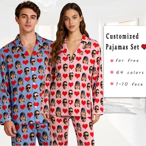 Puede incluir: Conjuntos de pijama a juego en azul claro y rosa, estampados con caras, gafas de sol y corazones rojos. El texto de la derecha dice "Customized Pajamas Set" con detalles sobre colores y caras.