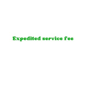 Puede incluir: Texto verde estilizado "Expedited service fee" sobre fondo blanco. La escritura está centrada, pareciendo un elemento gráfico digital.