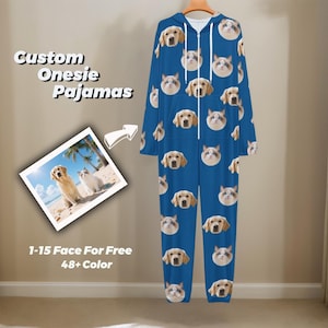 Puede incluir: Pijama de una pieza azul personalizado con un patrón repetido de caras de perros y gatos. El pijama tiene capucha y cremallera completa. La imagen también incluye una foto de un perro y un gato en la playa, y el texto "Custom Onesie Pajamas" y "1-15 Face For Free 48+ Color."