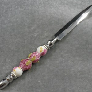 Abrecartas decorativo elegante de porcelana con flores pintadas en color rosa y vidrio soplado, de acero cromado