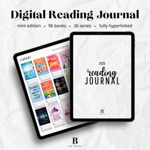 Könnte beinhalten: Zwei schwarze Tablets mit einem digitalen Lesetagebuch. Ein Tablet zeigt Buchcover und ein Bibliothekslayout. Das andere Tablet zeigt "2025 reading JOURNAL" in einer handschriftlichen Schriftart. Der Text "Digital Reading Journal" steht oben.