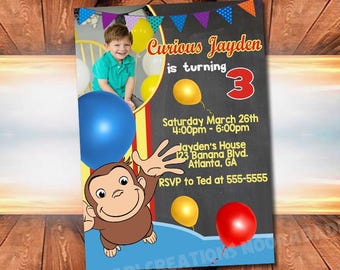 Könnte beinhalten: Eine Geburtstagseinladung für einen 3-jährigen Jungen namens Jayden. Die Einladung zeigt einen Comic-Affen, Ballons und eine Tafel mit dem Text "Curious Jayden is turning 3".