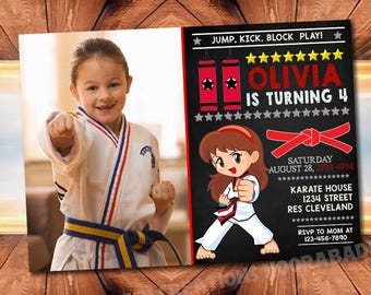 Puede incluir: Una invitación de cumpleaños para una fiesta de karate para una niña de 4 años. La invitación presenta una foto de la niña con un uniforme de karate, una ilustración de dibujos animados de una niña con un uniforme de karate y el texto "Olivia cumple 4 años".