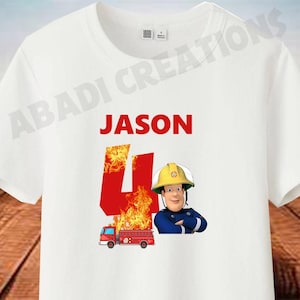 Puede incluir: Camiseta blanca con un número cuatro rojo, llamas y un bombero de dibujos animados. El texto "JASON" está por encima del número.