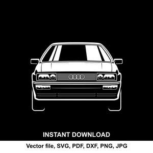 Op de afbeelding: Een witte vectorillustratie van een klassieke Audi Quattro auto op een zwarte achtergrond. De auto wordt van voren bekeken en toont de koplampen, grille en het Audi-logo. De tekst onderaan luidt "INSTANT DOWNLOAD".
