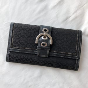 Cartera larga vintage Coach Soho con hebilla y ribete de cuero negro de lona distintiva