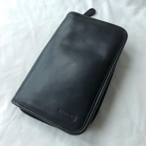 Carteira de couro preta Coach vintage com zíper, organizadora e porta-cartões para viagem