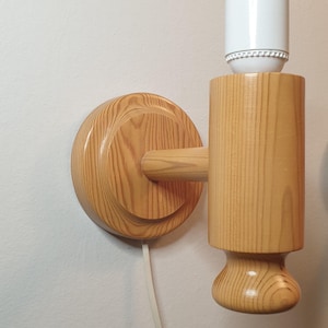 Paar Zweedse vintage houten wandlampen, gedraaide grenen wandlampen, bedlampjes, Scandinavische wandlampen, housewarmingcadeau Zweeds modern