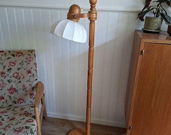 Lampa podłogowa z sosny szwedzkiej w stylu vintage od Markslöjd, skandynawskie oświetlenie minimalistyczne, drewniana lampa stojąca w stylu retro z lat 70., wystrój nordycki z połowy XX wieku
