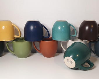 Höganäs Keramik Club, entworfen von Örjan Johansson, schwedisches skandinavisches Tassenset aus Steinzeug. Zeitloser, erdiger Eleganz-Designklassiker aus Schweden.