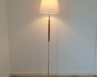 Mid Century Modern Messing und Teak Stehlampe Skandinavische MCM Stehlampe schwedisch Design 1960er Jahre Vintage Beleuchtung