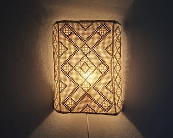 Schwedische Vintage gehäkelte Textil-Wandlampe, Wandleuchte, Wandlampe, ""Näversöm"" handgemacht."
