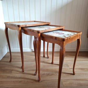 Op de afbeelding: Een rustiek houten bord met de tekst "Welcome to our home" in een handgeschreven stijl. Het bord heeft een verweerde afwerking en een eenvoudig, uitnodigend ontwerp, perfect voor entree decoratie.