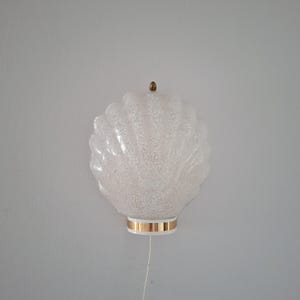 Vintage vägglampa i snäckskal – texturerat glas och mässingsdetaljer – kustbelysning i mitten av århundradet – skandinavisk design