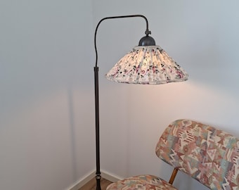 Lámpara de pie arqueada vintage de Konsthantverk Tyringe / Latón cepillado con pantalla plisada floral / Diseño escandinavo