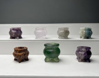 Caldero de cristal tallado, mini altar de bruja con piedras preciosas, amatista, fluorita y cuarzo rosa.