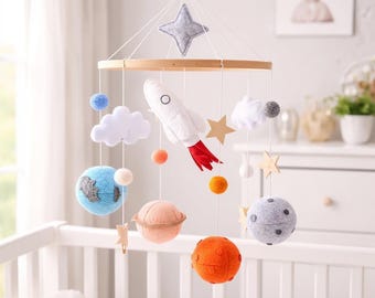 Giostrina per culla in feltro con astronavi e pianeti / ARTEMIS 2 Decorazione da appendere / Decorazione per culla neutra, giostrina minimalista a tema spaziale