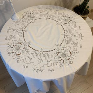 antike elfenbeinfarbene Tischdecke, mit Madeira Stickerei, gestrickte und geschnitzte Details, gestickte Blumen, Bogenkante, Geschenk