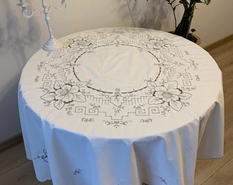 アンティークのアイボリーテーブルクロス、マデイラ刺繍、編み物と彫刻のディテール、刺繍の花、スカラップエッジ、ギフト