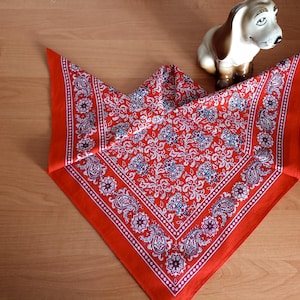 Vintage Zwitserse rode katoenen bandana jaren 80 met bloemenprint, cowboybandana met paisleyprint in westerse stijl, bandana Zürich, hoofddoek met bloemen