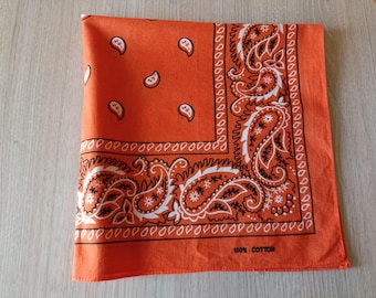Vintage Paisley Bandana - Classic Western Cowboy Scarf 90s, Cotton HeadScarf 21 in, Neckerchief, Pumpkin Hair Scarf, Halloween Bandana, Gift