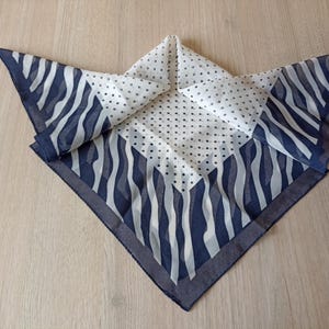 Pañuelo vintage, pañuelo de lunares, pañuelo azul blanco, pañuelo clásico para el pelo, accesorio cottagecore, pañuelo para el cuello, pañuelo de seda, pañuelo elegante