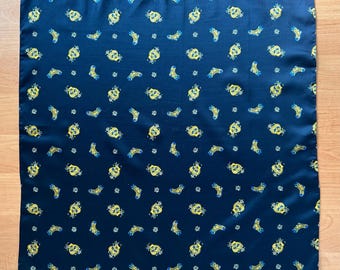 Pañuelo de seda vintage con edelweiss, pañuelo alpino retro de satén poco común, pañuelo para la cabeza azul marino, elegante regalo vintage, accesorio italiano de moda