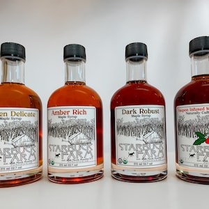 NEU - Die ultimative Premium Organic Ahornsirup-Verkostungskollektion. Das 4-Flaschen-Samplerset enthält jetzt mit Yaupon infundiertem Sirup!