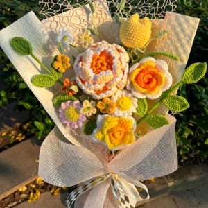 Gehäkelter Blumenstrauß, handgefertigter gestrickter Pfingstrosenstrauß, fertiges Produkt, Jubiläum, Geburtstag, Mutter, Frau, Geschenke für Sie