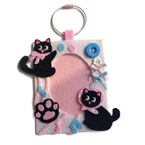 Porte-clés porte-cartes - Chat noir en feutre fait main dans des tons roses et bleus