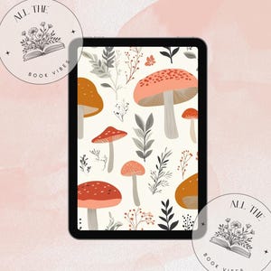 Op de afbeelding: Een digitale tablet toont een grillig patroon van oranje, rode en bruine paddenstoelen, afgewisseld met grijze bladeren, op een crèmekleurige achtergrond. De tablet heeft een zwarte rand, met ronde logo's in de hoeken met de tekst "All the Book Vibes".