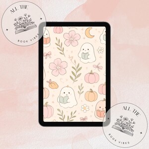 Op de afbeelding: Een digitale tablet toont een grillig patroon van geesten die boeken lezen, pompoenen, bloemen en strikken in zachte pastelkleuren. De tablet heeft een zwarte rand, met twee cirkelvormige logo's met de tekst "All The Book Vibes".