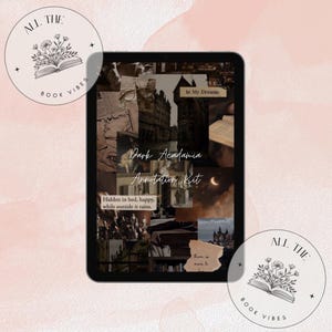 Può includere: Un tablet digitale che mostra un collage con il testo "Dark Academia Annotation Kit". Il collage presenta immagini di edifici, libri e citazioni. Il tablet è incorniciato da due loghi circolari con disegni floreali e di libri.