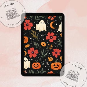 Op de afbeelding: Een zwart tabletscherm toont een Halloween-patroon met oranje pompoenen, rode bloemen, witte geesten en een maan op een donkere achtergrond. De tekst "ALL THE BOOK VIBES" en logo's met bloemen en boeken omlijsten het scherm.