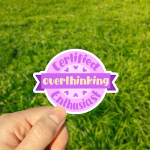 Adesivo certificato per appassionati di overthinking, adesivo divertente per la salute mentale, adesivo sarcastico, adesivo meme, adesivo per Kindle, tumbler, laptop