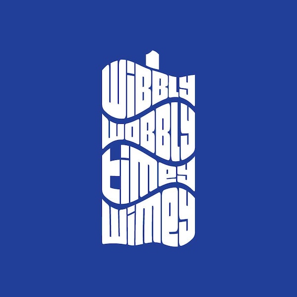 Könnte beinhalten: Weißer Text auf blauem Hintergrund, der in einer wellenförmigen Schrift "Wibbly Wobbly Timey Wimey" lautet.