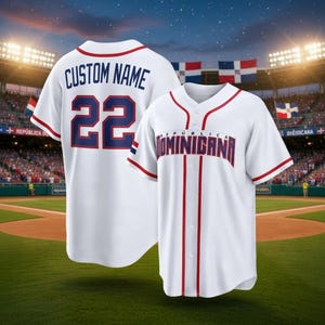 Könnte beinhalten: Weißes Baseball-Trikot mit roten und marineblauen Akzenten. Auf der Vorderseite steht "REPUBLICA DOMINICANA". Auf der Rückseite steht "CUSTOM NAME" über der Nummer "22". Das Trikot hat eine Knopfleiste und einen Stadionhintergrund.