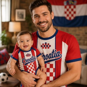 K&ouml;nnte beinhalten: Ein passendes Set bestehend aus einem kurz&auml;rmeligen T-Shirt und einem Baby-Body, beide mit rot-wei&szlig;em Karomuster, blauen R&auml;ndern und dem Wort Croatia in blauer Schrift auf der Brust &uuml;ber einer kleinen Wappengrafik.