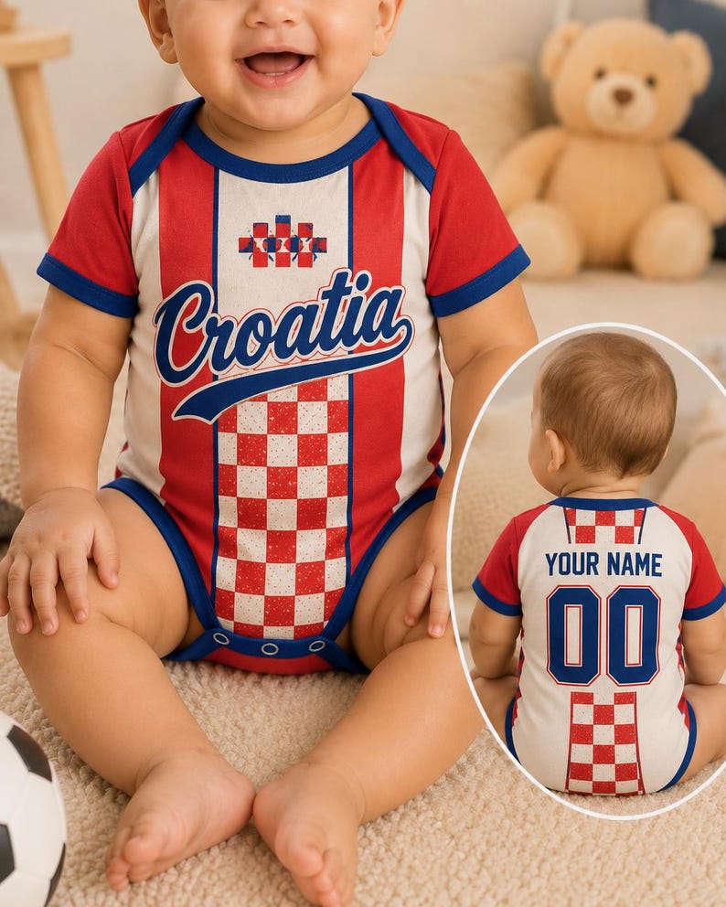K&ouml;nnte beinhalten: Ein kurz&auml;rmeliger Baby-Body mit rot-wei&szlig;em Karomuster und blauen R&auml;ndern. Auf der Vorderseite steht der Schriftzug Croatia in blauer Schreibschrift. Die R&uuml;ckseite zeigt den Text YOUR NAME &uuml;ber der Zahl 00 in blauen Blockbuchstaben.
